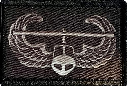 Нашивка морал икона на въздушния войски започнаха. Нашивка размер 2x3 инча с плетене на една кука и линия. Произведено